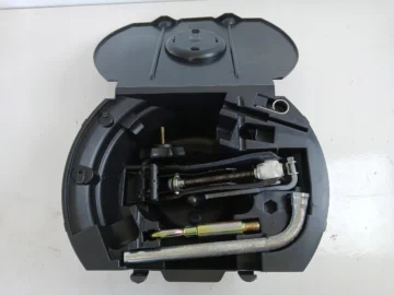 VW POLO 9N FABIA I WKŁAD KOŁA ZAPASOWEGO LEWAREK KLUCZ UCHO 6Y0011031