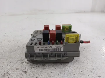 FIAT PUNTO II SKRZYNKA BEZPIECZNIKÓW 46766765 - zdjęcie 2