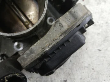 AUDI A4 B5 1.6 PRZEPUSTNICA 058133063H - zdjęcie 3