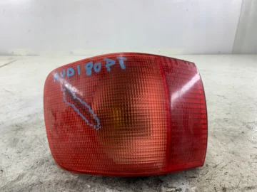 AUDI 80 B4 LAMPA PRAWA TYŁ 8A0945096B SEDAN