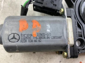 MERCEDES W203 SILNICZEK SZYBY PRAWY PRZÓD A2208204642 - zdjęcie 5