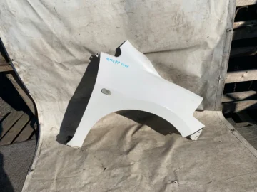 NISSAN TIIDA BŁOTNIK PRAWY PRZÓD QM1 BIAŁY