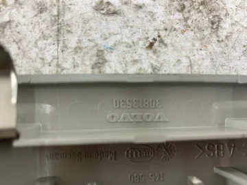 VOLVO V40 I OŚWIETLENIE KABINY LAMPKA WNĘTRZA - zdjęcie 3
