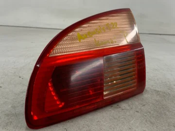 TOYOTA AVENSIS T22 KOMBI LAMPA PRAWA TYŁ KLAPA