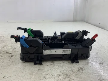 OPEL ASTRA III H SKRZYNKA BEZPIECZNIKÓW BSI 13222173