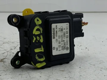 AUDI A3 8L VW GOLF IV SILNICZEK NAGRZEWNICY 8D2820511C