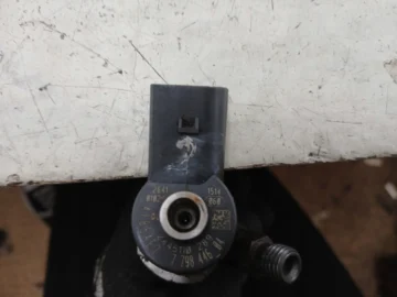BMW E90 E91 E87 E84 2.0 D WTRYSKIWACZ 7798446 - zdjęcie 3