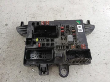 SKRZYNKA BEZPIECZNIKÓW BSI OPEL INSIGNIA A 13277318 08-14