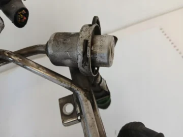 AUDI A4 B6 2.4 LISTWA WTRYSKOWA 078133681AJ - zdjęcie 6