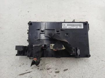 RENAULT CLIO II SKRZYNKA BEZPIECZNIKÓW UCH 8200065817B - zdjęcie 4