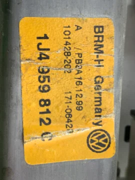VW GOLF IV LEON I SILNICZEK SZYBY PRAWY TYŁ 1J4959812C - zdjęcie 3