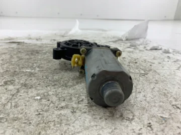 MERCEDES W168 SILNICZEK SZYBY PRAWY PRZÓD 0130821672 - zdjęcie 2
