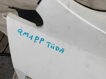 NISSAN TIIDA BŁOTNIK PRAWY PRZÓD QM1 BIAŁY - zdjęcie 6