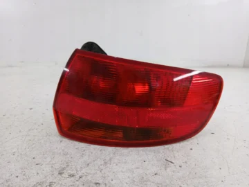 AUDI A3 8P SPORTBACK 5D LAMPA PRAWA TYŁ 8P4945096