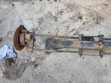 TOYOTA COROLLA E11 BELKA TRAWERS SANKI ZAWIESZENIA TYŁ - zdjęcie 5