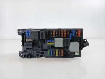 MERCEDES W211 SKRZYNKA BEZPIECZNIKÓW MODUŁ SAM 2115457401