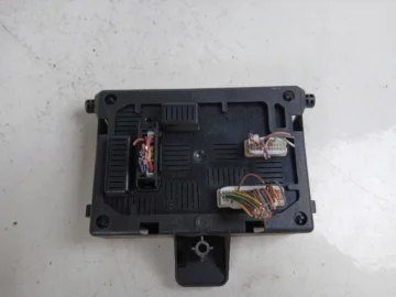 RENAULT CLIO III SKRZYNKA BEZPIECZNIKÓW MODUŁ BCM 8200343733