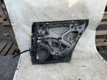 AUDI A4 B7 KOMBI DRZWI PRAWY TYŁ CZARNY - zdjęcie 2