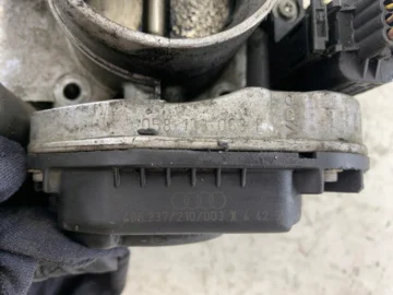 AUDI A4 B5 1.8 T PRZEPUSTNICA 058133063F - zdjęcie 3