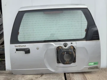 SUZUKI GRAND VITARA I KLAPA BAGAŻNIKA 3D SREBRNA
