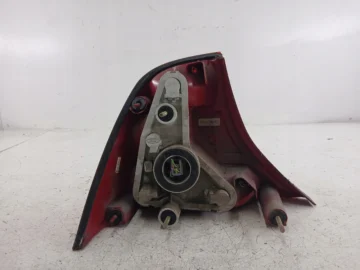 FORD FOCUS MK1 SEDAN LAMPA PRAWA TYŁ - zdjęcie 4